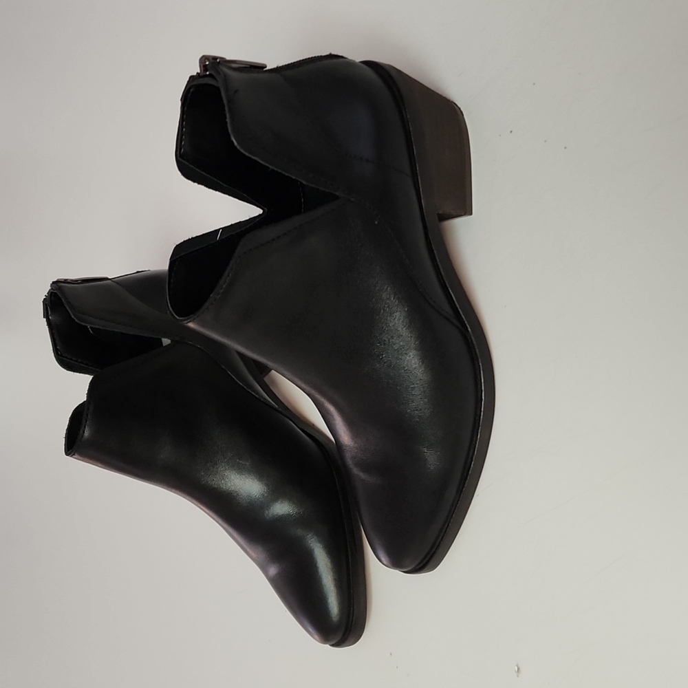 Vince Camuto Abrinna Ankle Bootie Soft Black Leather, Back Zipper size 7